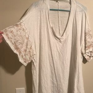 White Umgee tunic w/ embroidered ivory details